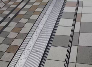 線性縫隙式排水溝在商業街及廣場中的應用